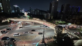 수원시 영통구 호수공원육교 새 단장 마쳐 시민들 자유롭게 통행