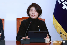 「M포토」 정책조정회의에서 발언하는 한정애