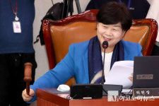 「M포토」 의사봉 두드리는 서영교 법사위원장