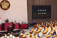 패스트트랙 330일→90일 단축 국회법 개정안 상정...국힘 필리버스터