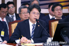 「M포토」 국감서 의원 질의에 답하는 홍지선 국토교통부 장관