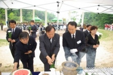 분향하는 전몰군경 유족회
