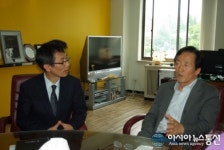 공도코다코구내식당 | 학장과 담소하는 정몽준 의원