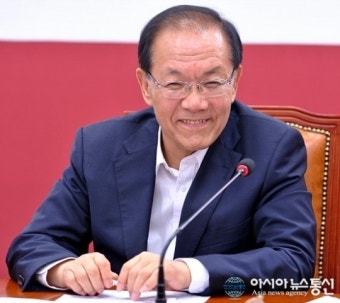 회의 중 웃음보 터진 황우여