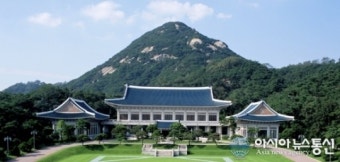 청와대, 언론사에 전화…盧정부 불법사찰 다뤄달라