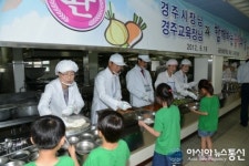 최양식 경주시장, 금장초등 급식현장 방문 배식활동