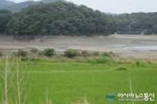 바닥드러낸 화성시 팔탄저수지