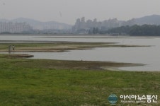 바닥난 저수지를 걸어보는 시민들의 근심