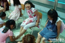 밀양 수산초, 친구 발 씻어주기 행사 가져