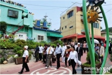 우간다 공무원, 감천문화마을 골목길 투어하며…