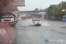 남동구 침수된 도로를 뱃길처럼 가르고 달리는 자동차