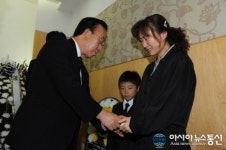 김관용 지사, 순직한 구조대원 빈소 찾아 유가족 위로