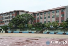 태풍 볼라벤의 영향으로 휴업 중인  문학초등학교