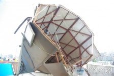 태풍 볼라벤에 쓰러진 교회 종탑