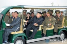 김정은, 평양민속공원 방문