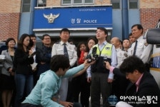 의정부 가능지구대 방문해 취재진에게 설명중인 안철수 후보