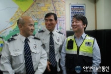 의정부 가능지구대에서 순찰 조끼 입은 안철수 후보
