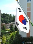 개천절을 맞아 펄럭이는 태극기