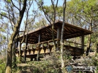 의령군 자굴산에 등산객 쉼터 설치
