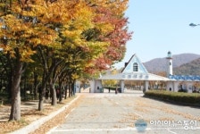 오색단풍으로 물든 인천대공원 입구