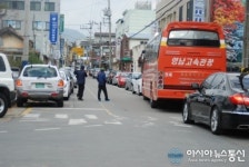 산청군청 앞 도로 출근시각 공무원 차량 불법주차 심각