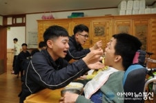 해군 사관생도, 창원 장애인 복지시설 ‘풀잎마을’서 봉사