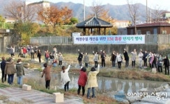진해구, 하천 수질개선 ‘EM흙공’ 투척
