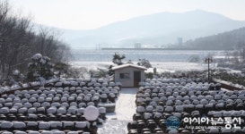 눈 덮인 뒤웅박 고을 장독대