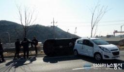 진해대로 승용차 전복