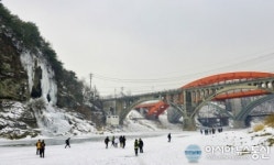 얼어붙은 한탄강과 승일교