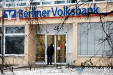 땅굴 이용해 은행 털고 도주