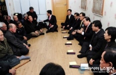 한천리 마을회관 방문한 문희상 비대위원장