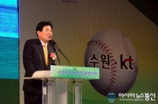 축사 전하는 김진표 국회의원