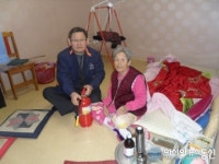 상록구노인복지관 독거노인 가정에 소화기 배부