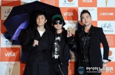 [서울가요대상]  우산쓰고 사진찍는 에픽하이