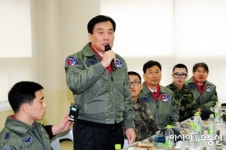 박기춘 원내대표, 공군 제17전투비행단 방문