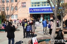 일월초등학교 졸업식, 가족과 기념촬영 한 컷