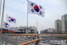 천안시 불당동 원형육교에 태극기 물결