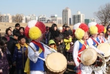 풍악과 함께 보리밟기를 하는 시민들