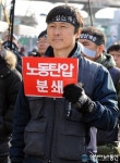 열사정신계승 머리띠하고 시가행진 하는 양동규 금속노조 부위원장