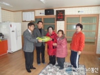 양촌면 주민자치위원회 경로당에 쌀 전달 훈훈