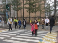 엄마손들고 길 안전하게 건너요