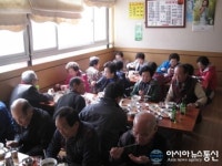 이모집상사건어물 | 성산구 중앙동 이모집식당, 지역 노인 모셔 식사대접