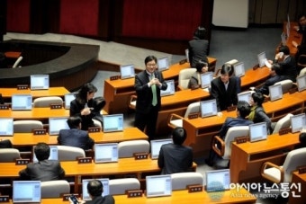 우원식 수석원내부대표, 본회의장 앞에서 발언