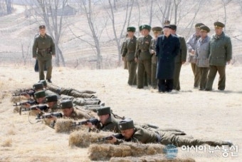 北 김정은, 훈련 지켜보는 중