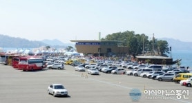 ‘제51회 진해군항제’ 관광객, 해군사관학교 거북선 체험