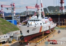 이동찬 경제재정국장,  STX조선해양서 열린 진수식 참석