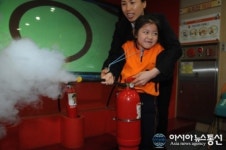 시온어린이집 소화기 사용 어렵지 않아요!