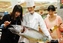 롯데百 상인점, 참치 해체 시연회 가져