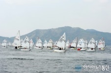 해군사관학교 앞 해상서 펼치는 요트대회